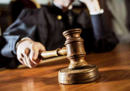 Суд не стал наказывать экс-сотрудника МВД за нападение на судью