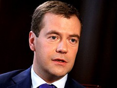 Медведев предложил судам реагировать на не процессуальные обращения