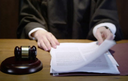 Судью лишили статуса из-за драки с возлюбленным и нарушений на работе
