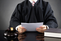 Неправосудные решения, рассмотрение дел друга-адвоката: за что увольняют судей