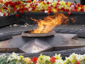 Украинцев, поджаривших яичницу на вечном огне, осудили условно