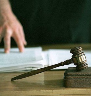 Экс-судью накажут за незаконные компенсации
