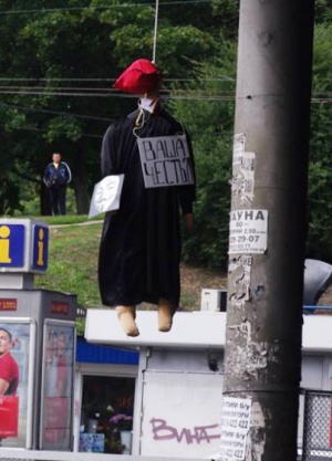 В центре Киева повесили манекен в судейской мантии