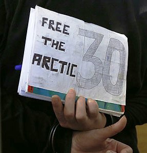 Суд отпустил под залог 3 россиян с судна Greenpeace