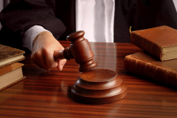 Судья в отставке потеряла статус после трудоустройства юристом
