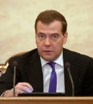 Медведев попросил поторопиться с исполнением решений КС