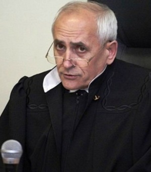 Судья Москаленко, подозреваемый в получении взятки, подал в суд на омские СМИ