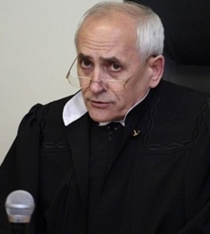 Омского судью, подозреваемого в получении взятки, временно отстранили от должности