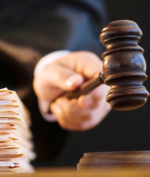 В КС пожаловались на право судов уменьшать гонорары юристов