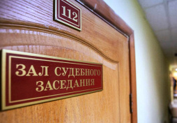 Адвокат: «Над входом в совещательную комнату вывешивали наклейки с символикой церкви»
