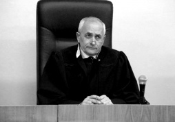 Прокуратура требует признать покойного судью виновным в получении взятки